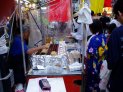 大阪焼きをばんばん焼いてるおばちゃん